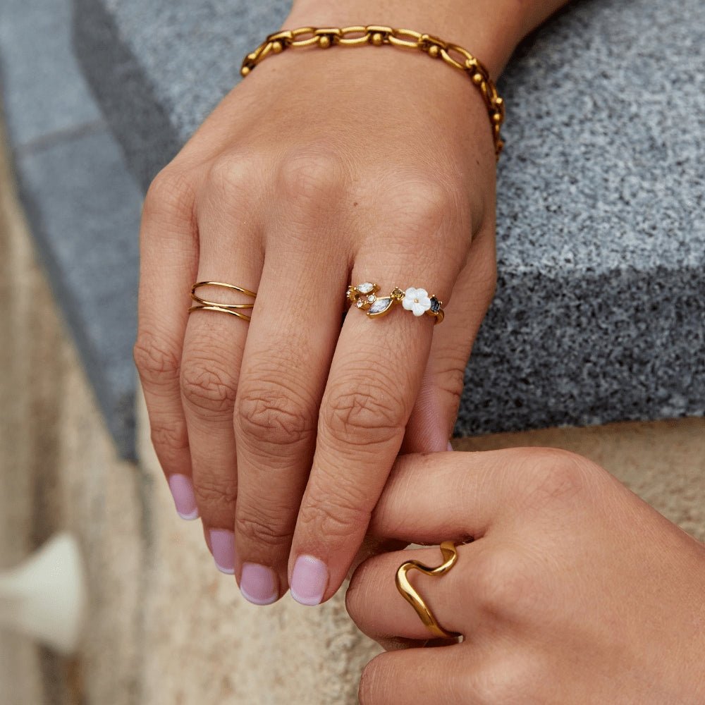 Crystal White Blossom Ring Gold